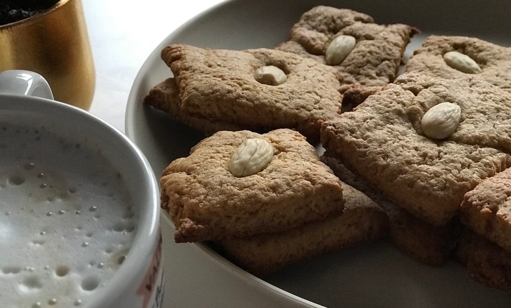 Winter biscuits: honey and cinnamon